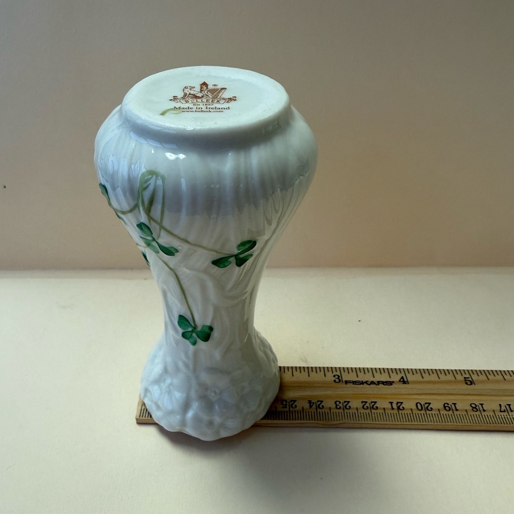 Belleek Classic Daisy Toy Spill Vase with Green Clover Design. - Picture 8 of 10
